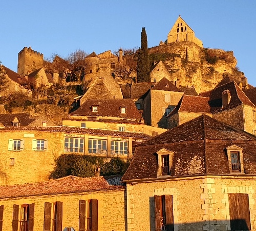 Castelnaud-la-Chapelle et l'église du château tout en haut. Dordogne