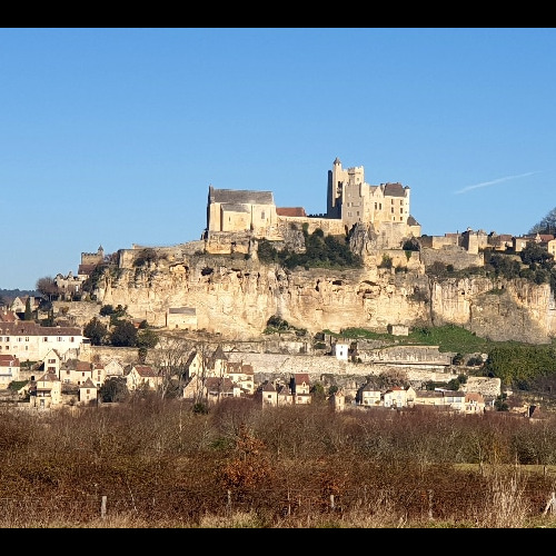 Le Château de Castelnaud-la-Chapelle avec le village à ses pieds. Dordogne