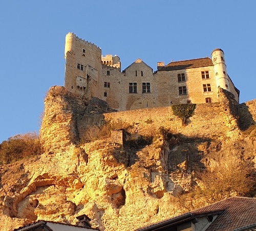 Sur son éperon rocheux, le Château de Castelnaud. Dordogne
