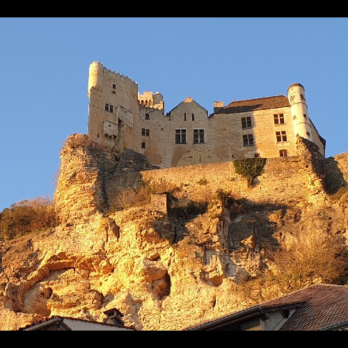 Sur son éperon rocheux, le Château de Castelnaud. Dordogne