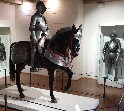 Des armes et des armures présentées dans le musée du château. Dordogne