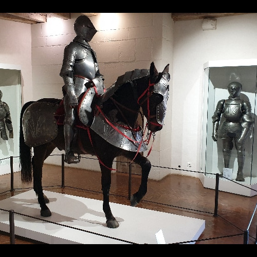 Des armes et des armures présentées dans le musée du château. Dordogne