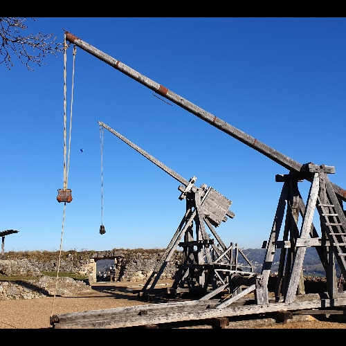 Les catapultes sur le bastion. Dordogne
