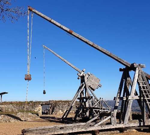 Les catapultes sur le bastion. Dordogne