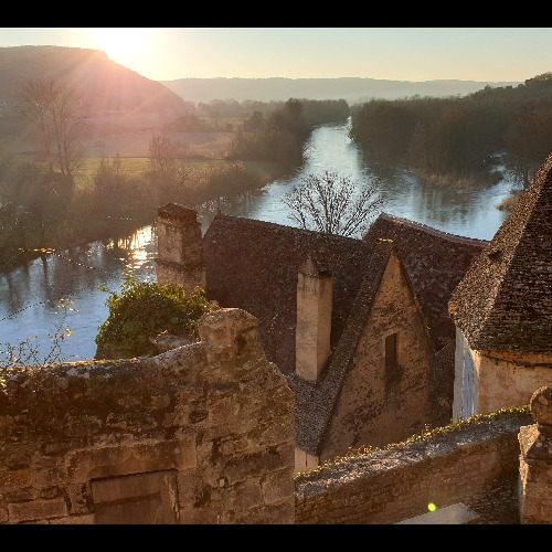 La Dordogne au pied du village de Castelnaud. Dordogne