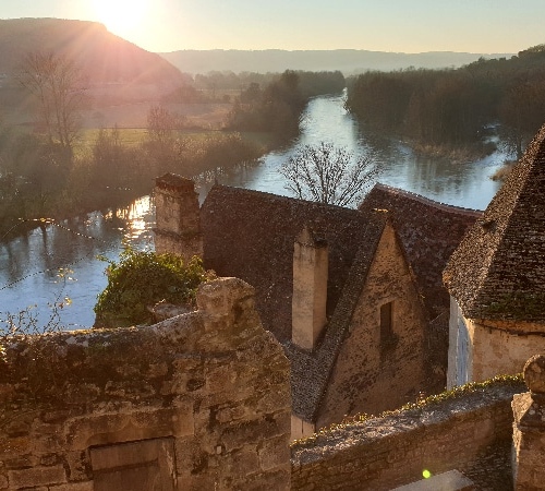La Dordogne au pied du village de Castelnaud. Dordogne