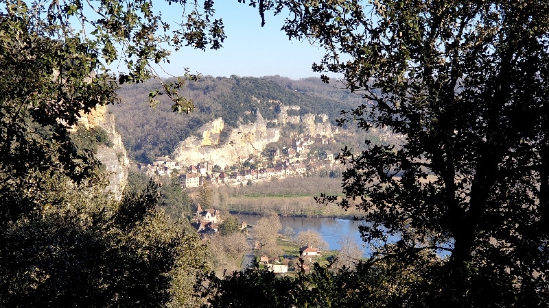 Au bout de la propriété, vue sur la Roque-Gageac. Dordogne