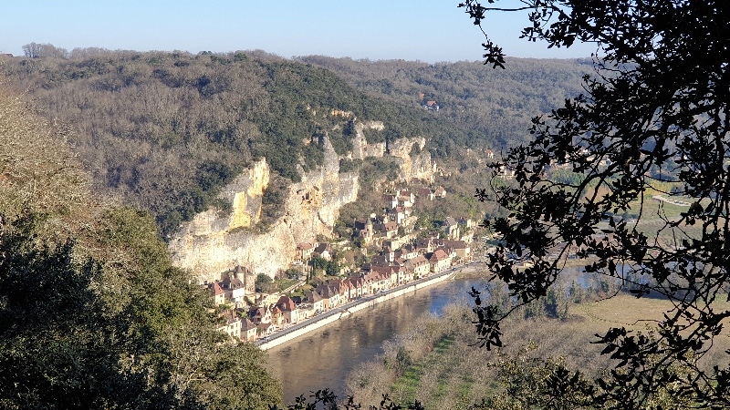 Au bout de la propriété, vue sur la Roque-Gageac. Dordogne