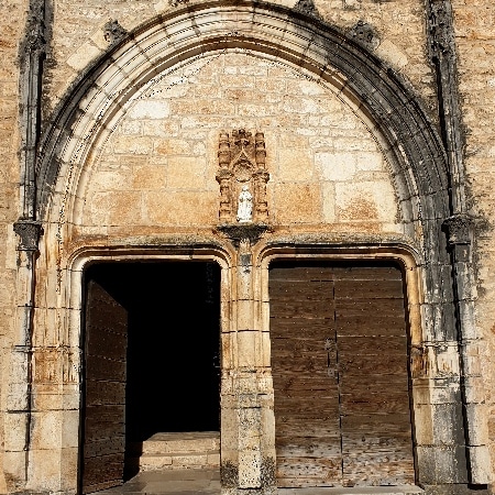 Saint-Cirq-Lapopie, l'église fortifiée. Lot