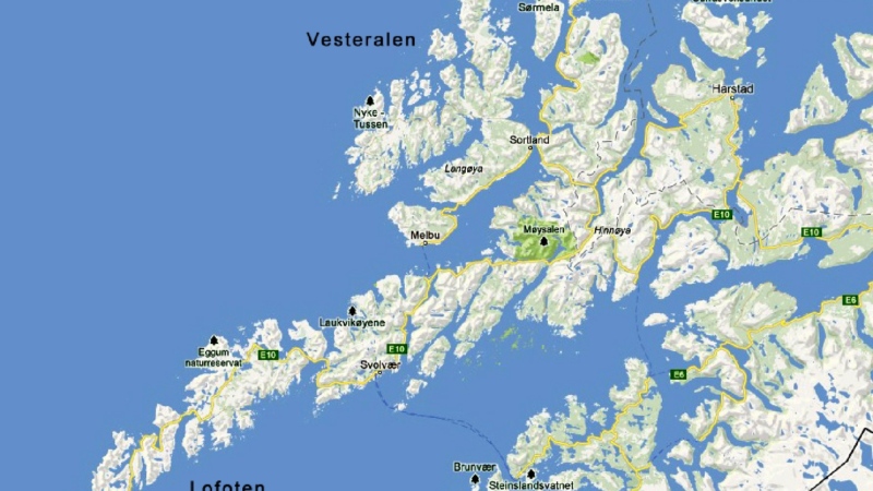 Les îles Lofoten s'étendent entre le 67e et le 68e parallèle nord, suivant une direction ouest-sud-ouest, sur 200 km à partir des îles Vesterålen. Elles sont séparées du continent, au sud-est, par le Vestfjord. L'archipel a une superficie totale de 1 227 km2.
Les îles principales s'étendent sur environ 150 km, l'une à la suite de l'autre. Reliées par la route, il faut parcourir 168 km pour aller de Fiskebøl au nord à Å au sud.
Du nord au sud (et d'est en ouest), il s'agit de :
Austvågøya, (l'île de Våg orientale) la plus grande des îles avec une superficie de 526,7 km²
Gimsøya (l'île de Gims, 46,4 km²) ;
Vestvågøya (l'île de Våg occidentale, 411,1 km²) ;
Flakstadøya (l'île de Flakstad, 109,8 km²) ;
Moskenesøya (l'île de Moskenes, 193,9 km²). îles Lofoten