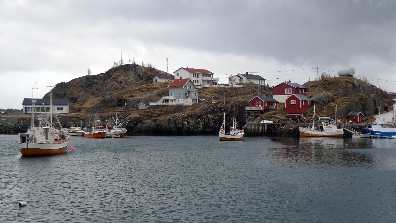 Villages des îles Lofoton, maisons perchées, bateaux accostés au port. îles Lofoten