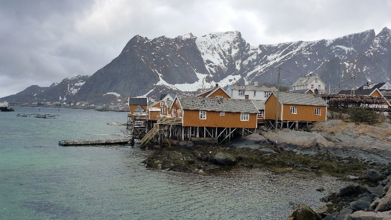 Villages des îles Lofoton, maisons perchées, bateaux accostés au port. îles Lofoten
