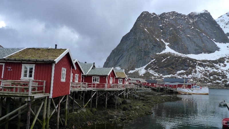 Villages des îles Lofoton, maisons perchées, bateaux accostés au port. îles Lofoten