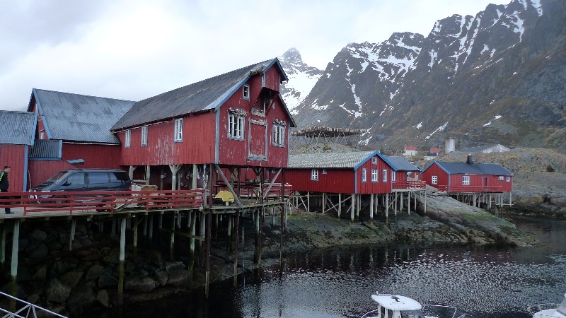 Villages des îles Lofoton, maisons perchées, bateaux accostés au port. îles Lofoten