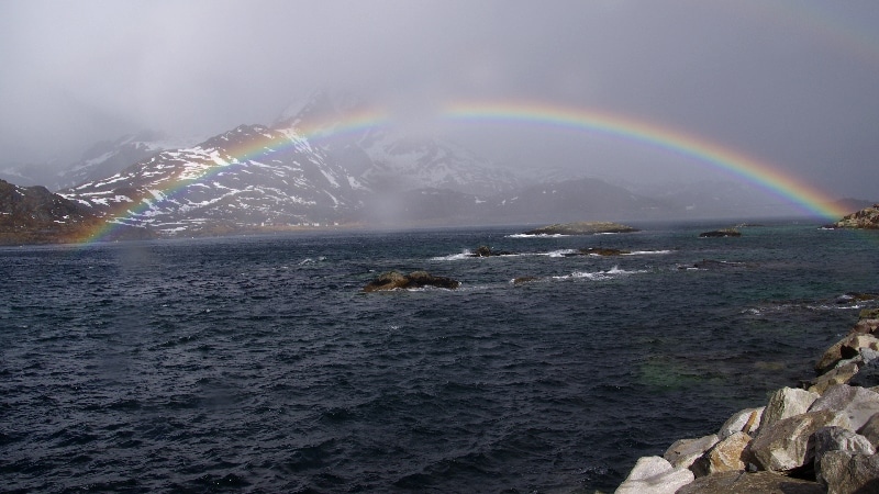 Arc-en-ciel dans la tempête. îles Lofoten