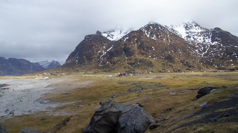 Quelques maisons perdues dans l'immensité. îles Lofoten