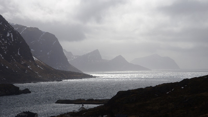 Le soleil pointe le bout de son nez. îles Lofoten