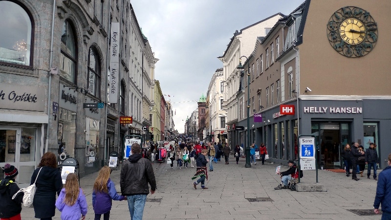 Oslo, des rues commerçantes et animées. Oslo