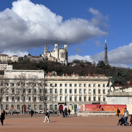 De la place Belcour, vue imprenable sur la Basilique et le tour métallique de Fourvière. Lyon