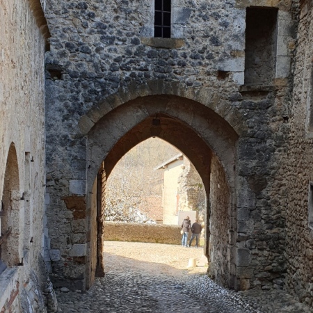 Entrée de la citadelle médiévale. Pérouges