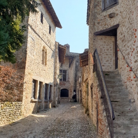 Dans les ruelles du village médiéval. Pérouges