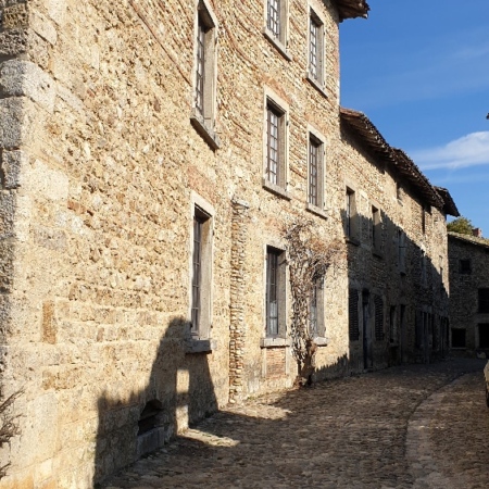 Dans les ruelles du village médiéval. Pérouges
