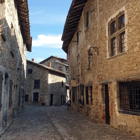 Ruelles pavées de galets ainsi que les maisons construites en briques et galets. Pérouges