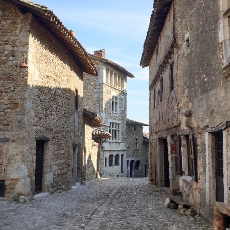 Ruelles pavées de galets ainsi que les maisons construites en briques et galets. Pérouges