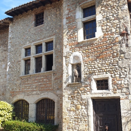 Style renaissance, mur de briques et de galets. Pérouges