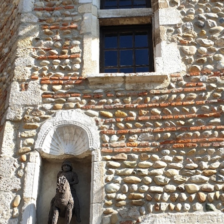 Style renaissance, mur de briques et de galets. Pérouges
