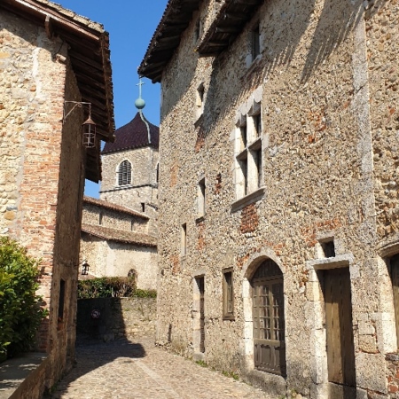Le clocher au tuiles vernissées de l'église Sainte-Marie-Madeleine. Pérouges