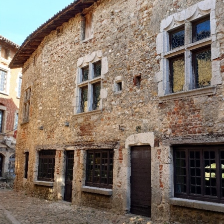 Ruelles pavées de galets ainsi que les maisons construites en briques et galets. Pérouges