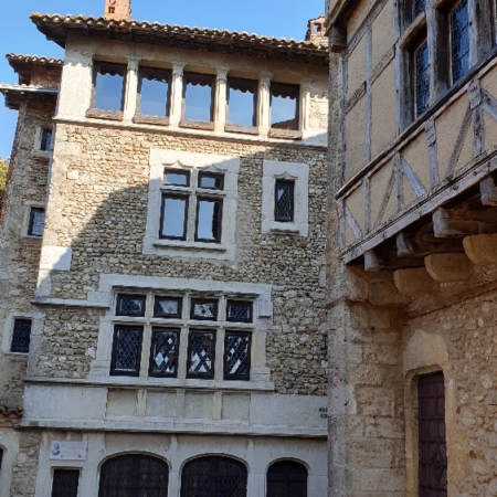 Style renaissance, mur de briques et de galets. Pérouges