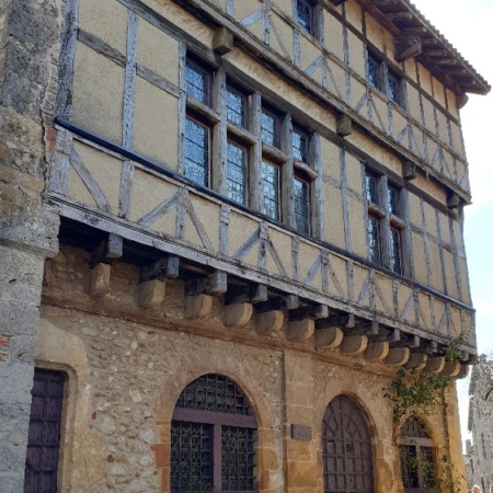Style renaissance, mur de briques et de galets. Pérouges