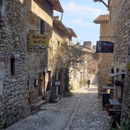 Ruelles pavées de galets ainsi que les maisons construites en briques et galets. Pérouges