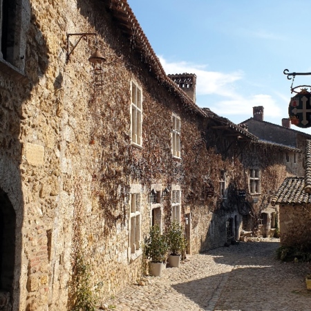 Ruelles pavées de galets ainsi que les maisons construites en briques et galets. Pérouges
