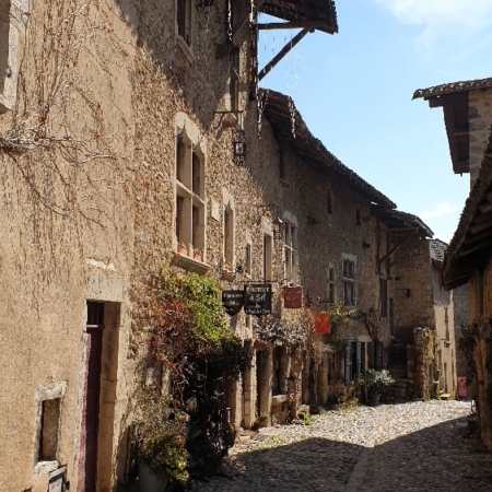 Ruelles pavées de galets ainsi que les maisons construites en briques et galets. Pérouges