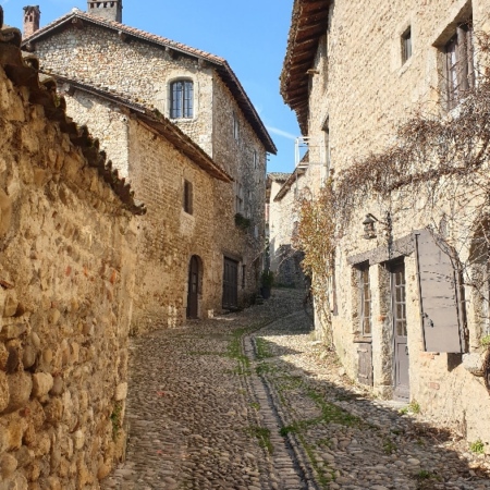 Ruelles pavées de galets ainsi que les maisons construites en briques et galets. Pérouges