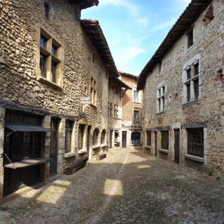 Rue de Pérouges la médiévale. Pérouges