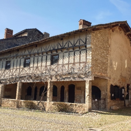 La Place du tilleul. Pérouges