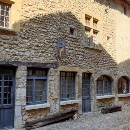 Le style renaissance est bien présent dans la plupart des bâtiments. Pérouges