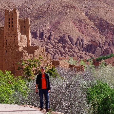 Kasbah en ruine, doigts et singes ... et Ludo. Boumalne Dadès