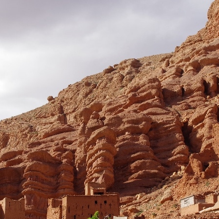 De vieilles kasbah en ruines et falaise érodées. Boumalne Dadès