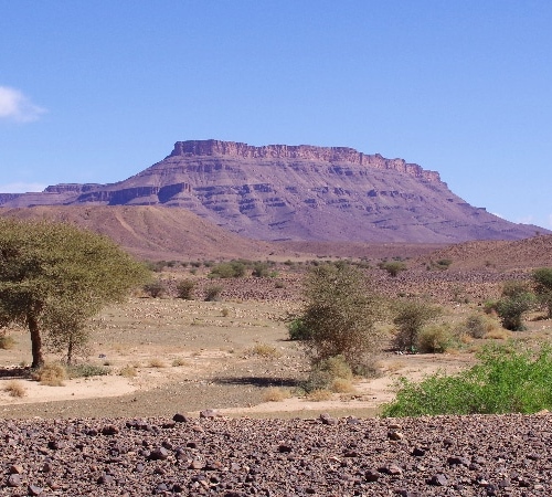 Le désert entouré de montagnes. Vallée du Drâa