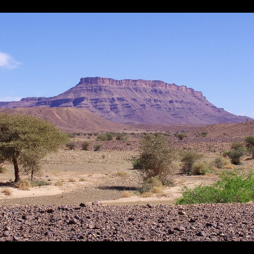 Le désert entouré de montagnes. Vallée du Drâa