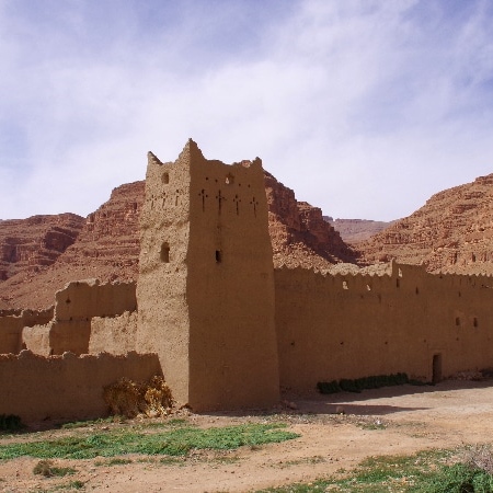 Une kasbah en ruine vers Achbaro. Achbaro Ziz