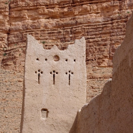 Une kasbah en ruine vers Achbaro. Achbaro Ziz