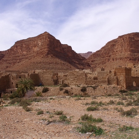 Une kasbah en ruine vers Achbaro. Achbaro Ziz
