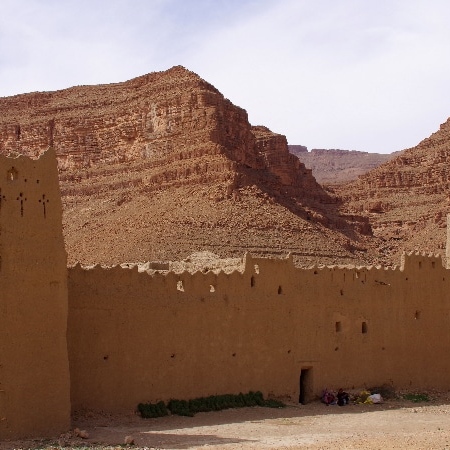 Une kasbah en ruine vers Achbaro. Achbaro Ziz