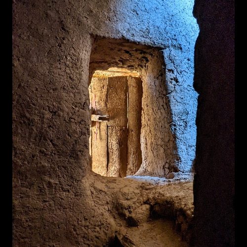 Escaliers étroits au Ksar de Tamnougalt Vallée du Drâa